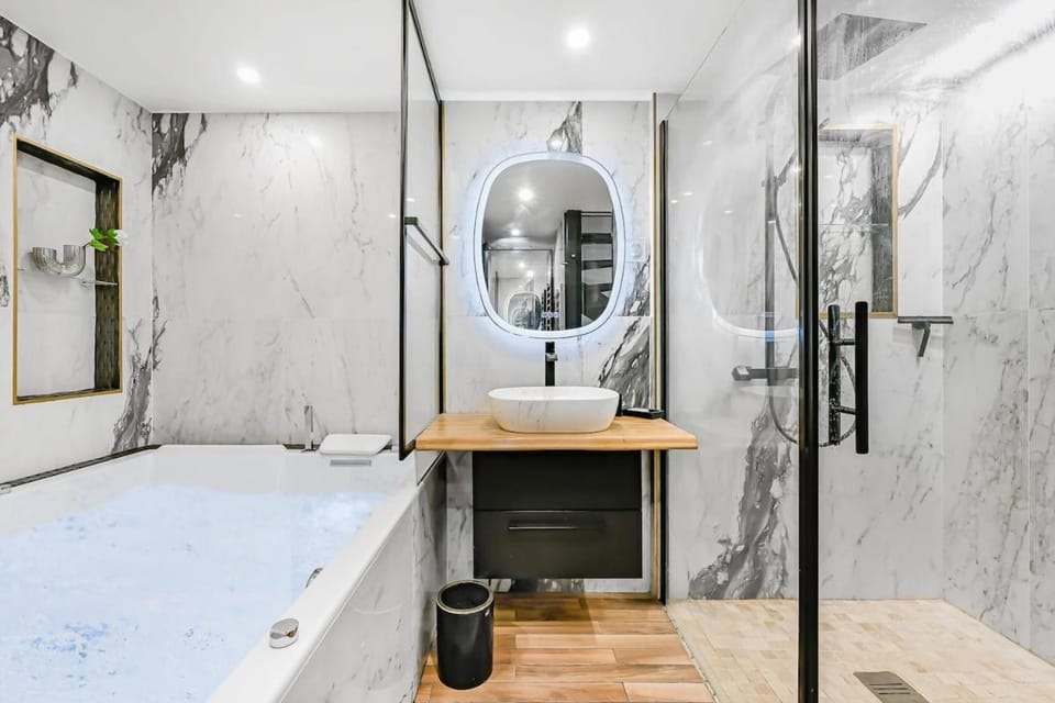 Jacuzzi & Balneotherapy for a passionate couple Apartment in Paris
