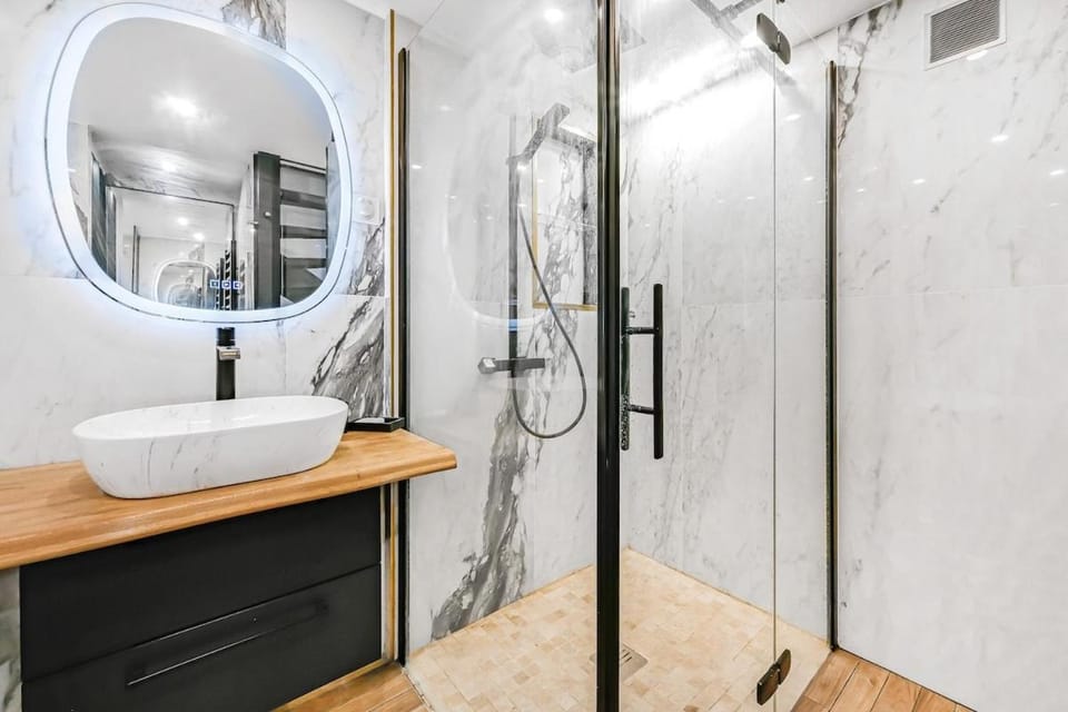 Jacuzzi & Balneotherapy for a passionate couple Apartment in Paris