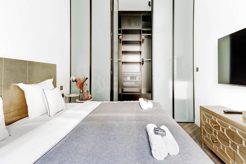 appartement de Luxe haussmannien aux champs-elysees Apartment in Paris