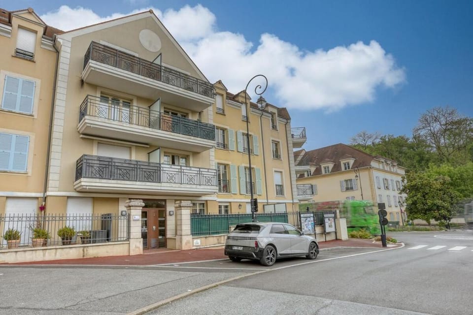 La Cour Secrète Buc Apartment in Versailles