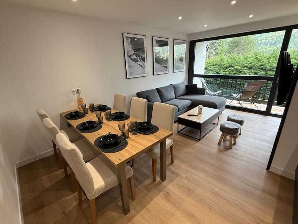 Living room, Dining area