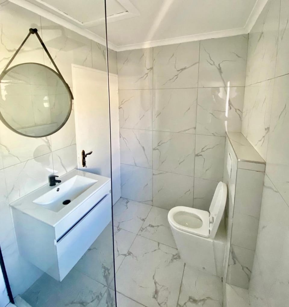 Chill & Cozy shared apartment with Michael Vacation rental in Cape Town