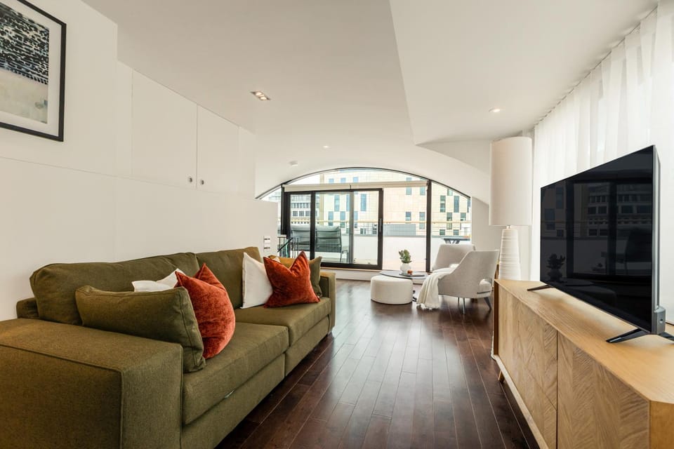 TV and multimedia, Living room, Seating area, Evening entertainment