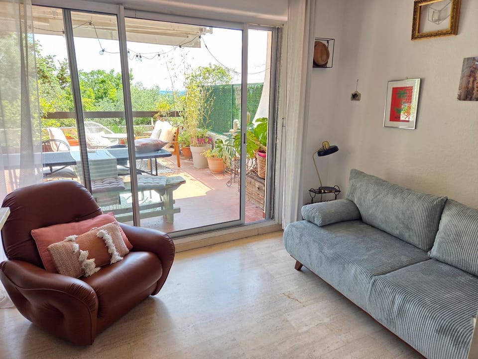 Charmant studio terrasse avec vue, plein sud Apartment in Nimes
