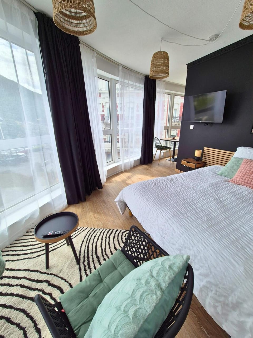 Bed, TV and multimedia, Bedroom