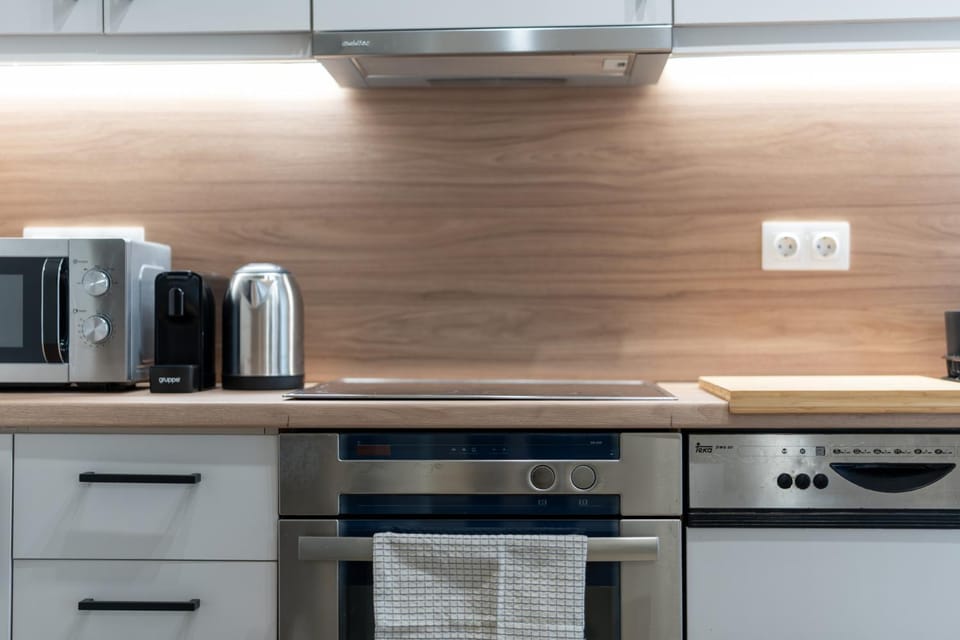Coffee/tea facilities, Kitchen or kitchenette, stove