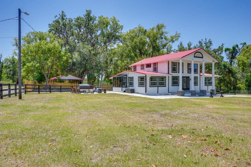 Pool Table, Fire Pit Spacious Home in Dover! House in Florida