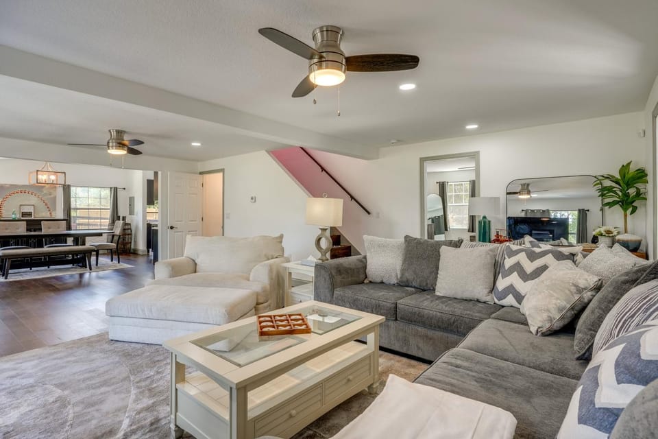 Pool Table, Fire Pit Spacious Home in Dover! House in Florida