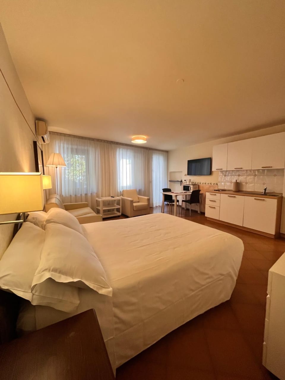 Bed, Kitchen or kitchenette, Living room, Photo of the whole room, Bedroom
