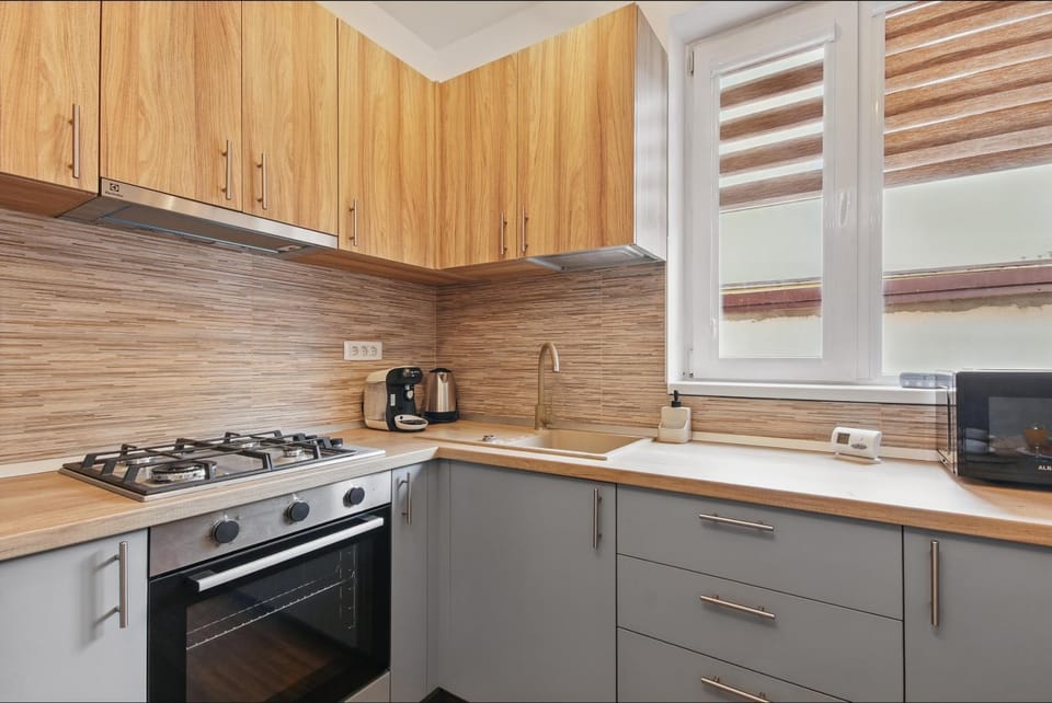 Coffee/tea facilities, Kitchen or kitchenette, stove