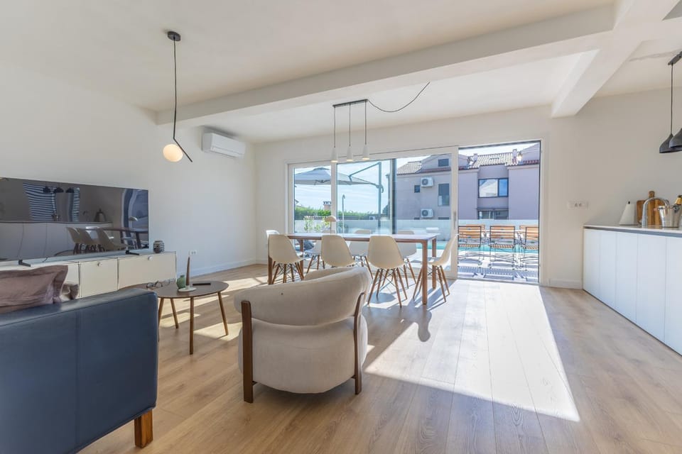 TV and multimedia, Kitchen or kitchenette, Living room, Seating area, Dining area