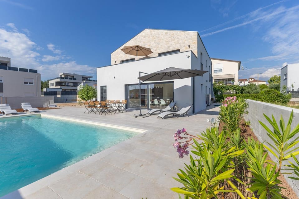 Property building, Swimming pool, sunbed