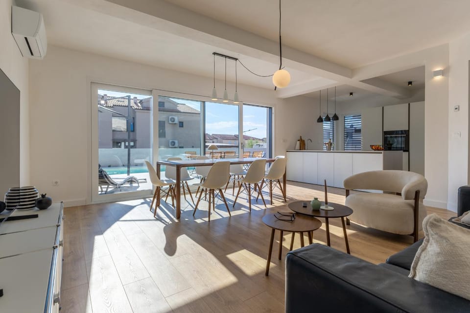 Kitchen or kitchenette, Living room, Seating area, Dining area