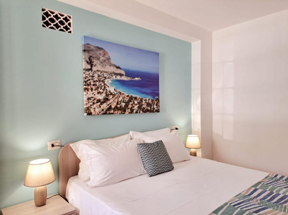 Bed, Photo of the whole room, Decorative detail, Bedroom