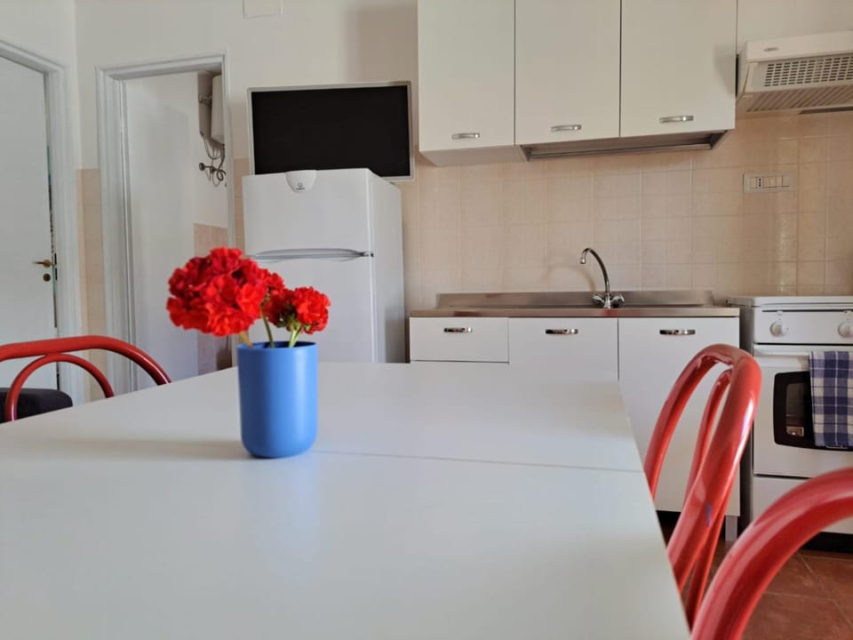 TV and multimedia, Kitchen or kitchenette, Dining area, oven, stove