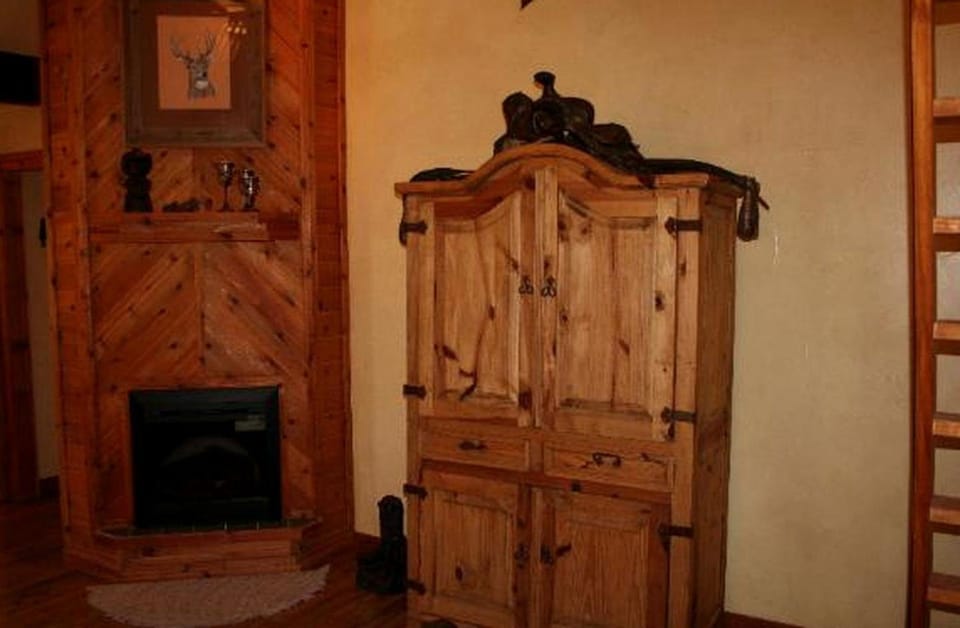 Charming Cabin Stay for Six Nestled Amid Central Texas' Wildlife in Buda Cabin in Buda