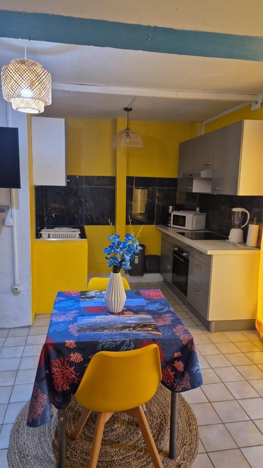 Kitchen or kitchenette, Seating area, Dining area, oven, stove