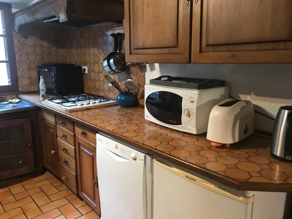 Coffee/tea facilities, Kitchen or kitchenette, dishwasher, stove, toaster