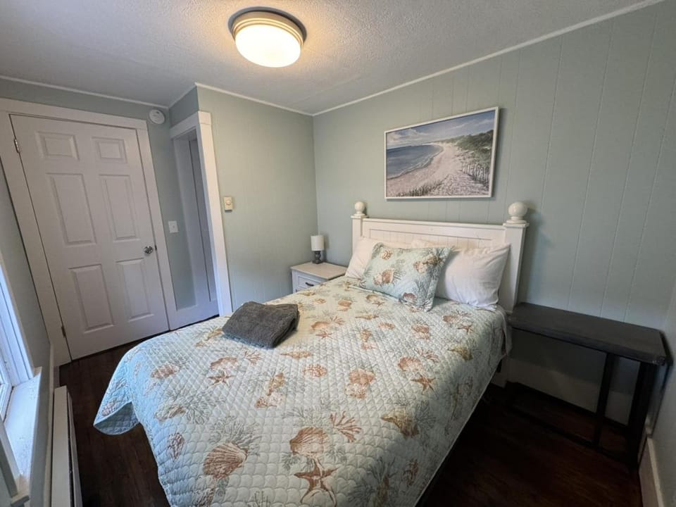 Unwind at Lakeside | Hot Tub | Cozy Beach Town House in Muskegon