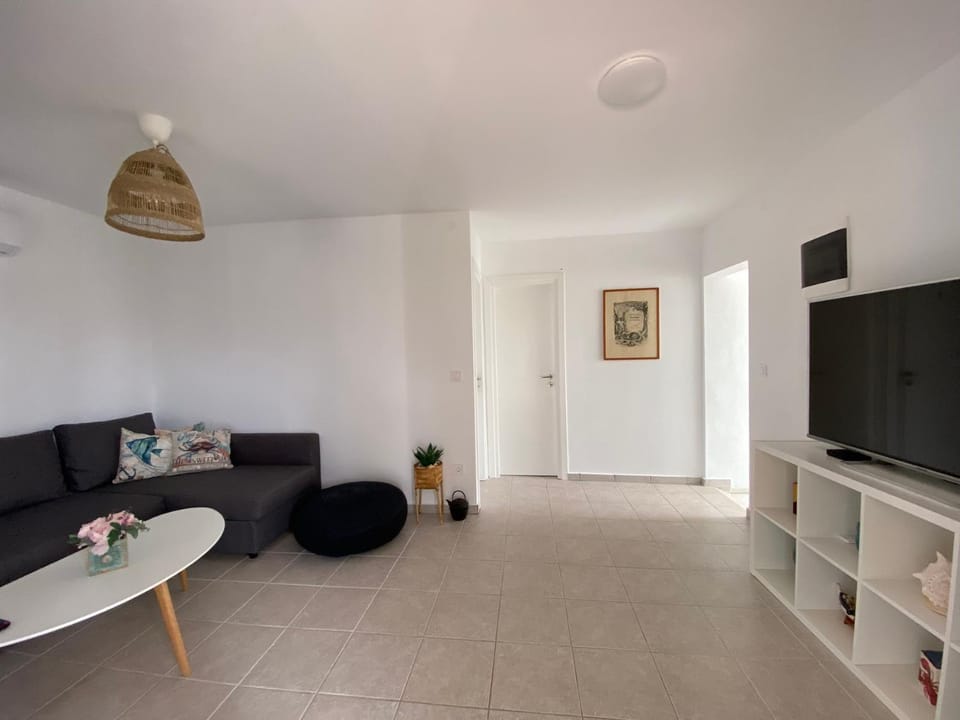 TV and multimedia, Living room, Seating area, Evening entertainment
