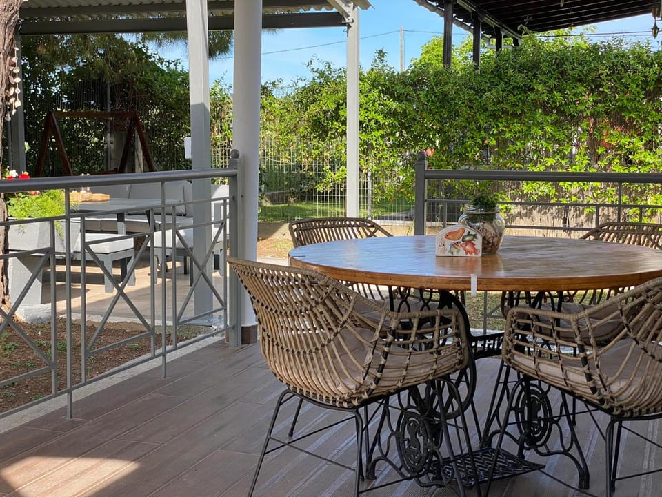 Patio, Day, Garden, Garden, Balcony/Terrace, Garden view