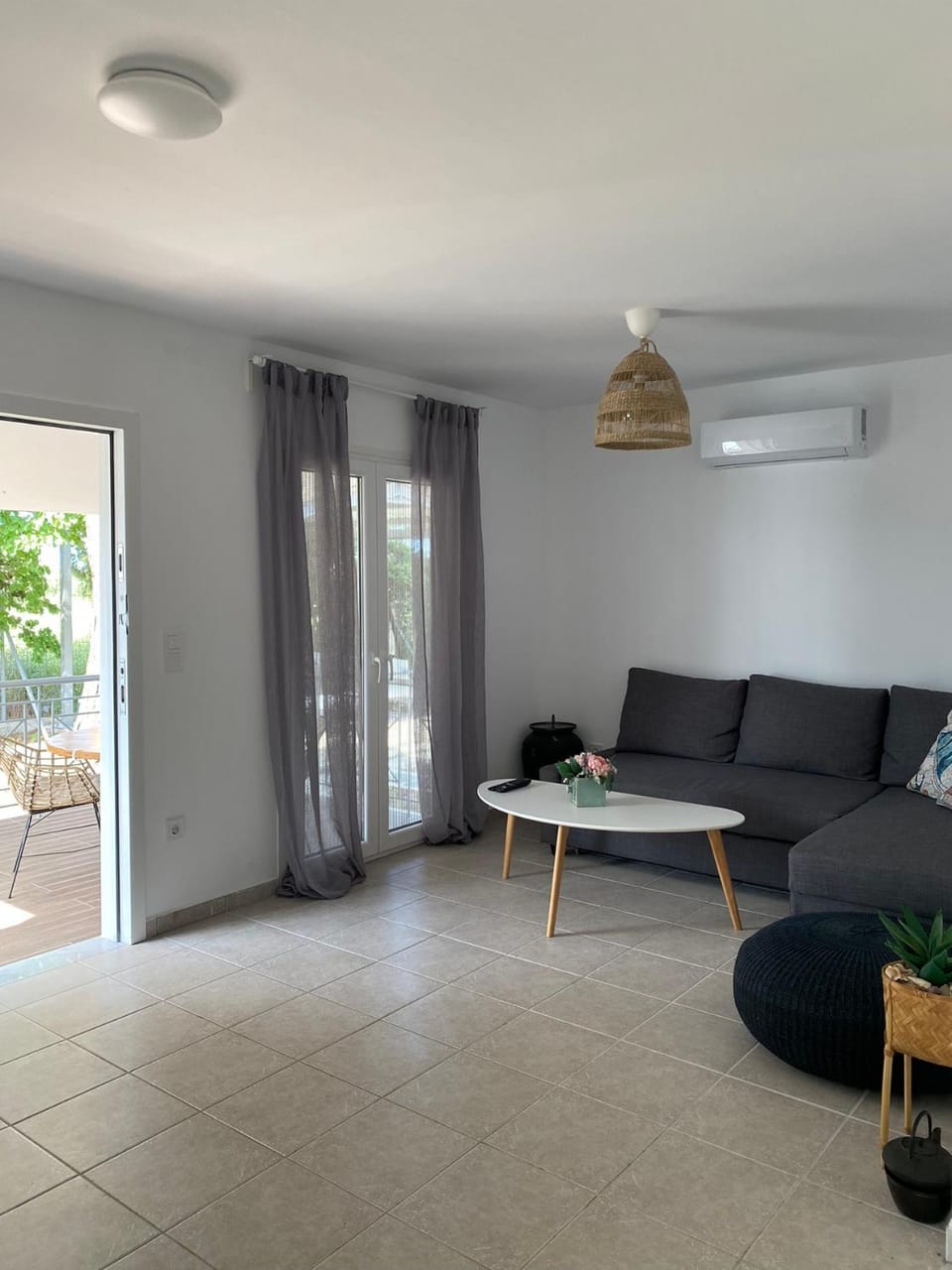 Living room, Seating area, air conditioner