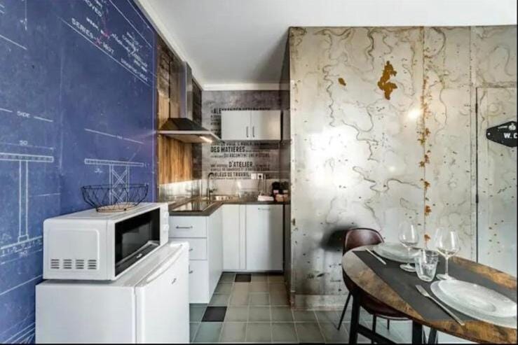 Kitchen or kitchenette, Dining area