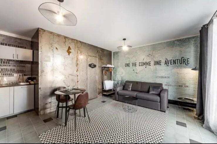 Bed, Dining area