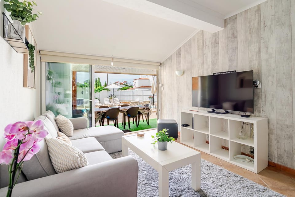 Communal lounge/ TV room, TV and multimedia, Living room