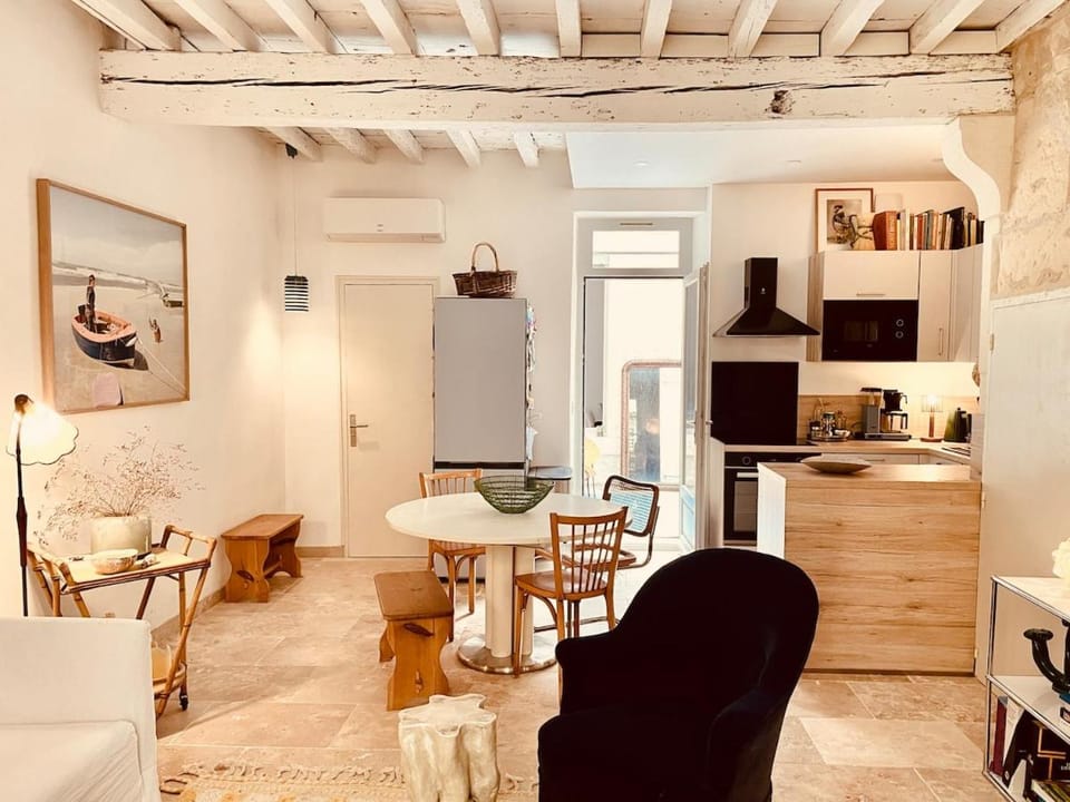 Kitchen or kitchenette, Living room, Dining area