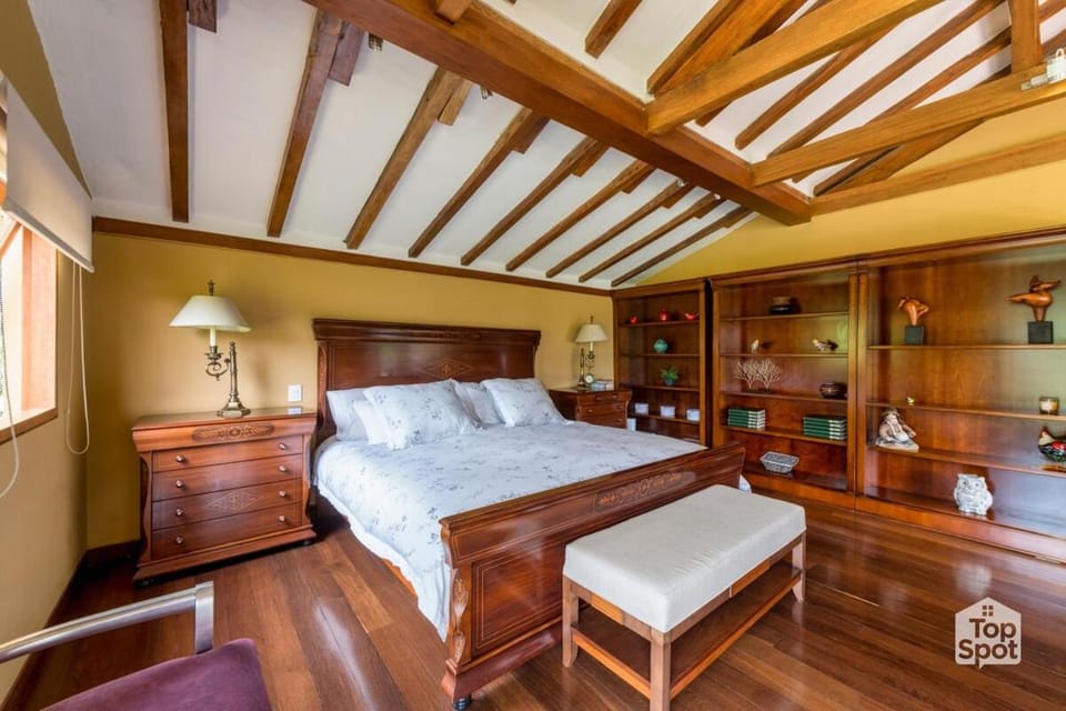 Bed, Photo of the whole room, Seating area, Bedroom