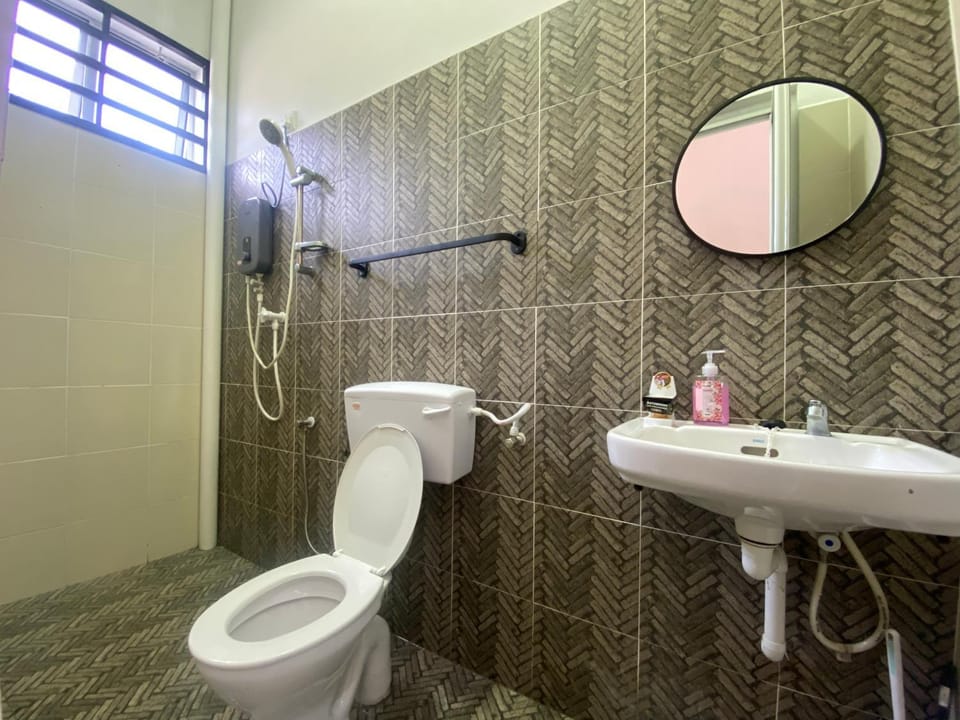 Shower, Toilet, Bathroom, bidet, towels