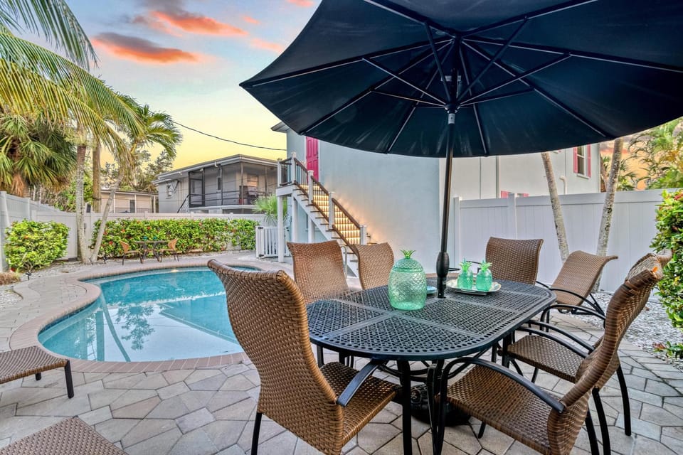High Tide – Pool, Grill, Pet Friendly, Located in the Heart of SK! House in Siesta Beach