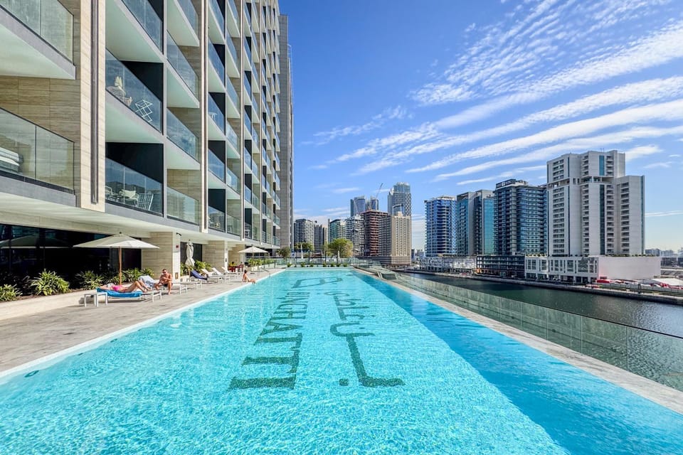 Stylish Studio with Jacuzzi in Business Bay Apartment in Dubai