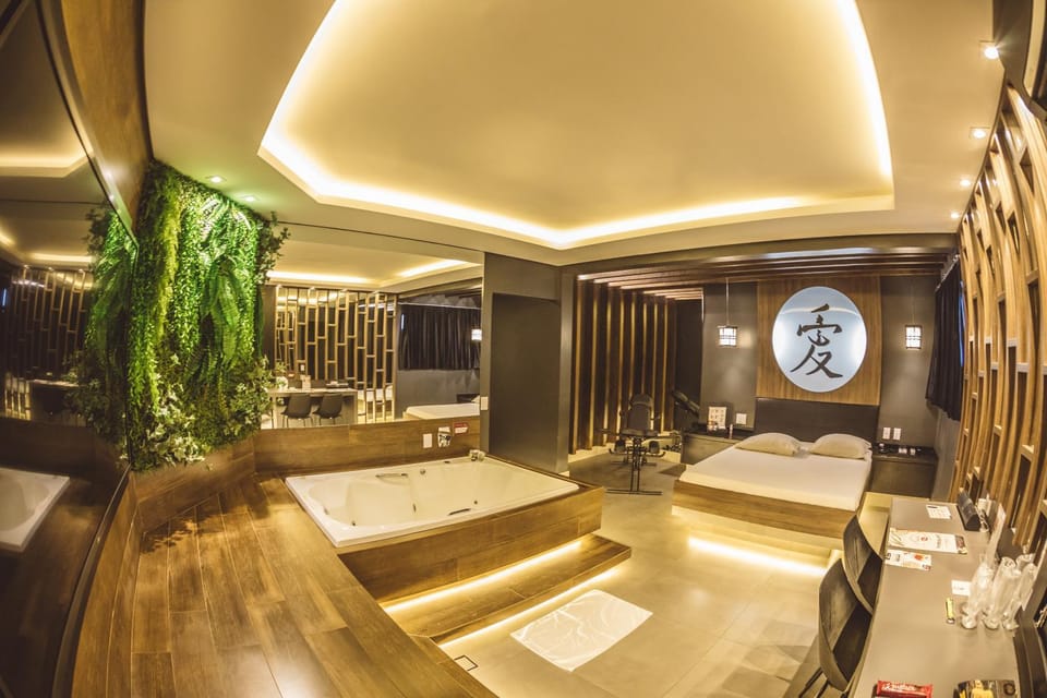Bed, Hot Tub, Photo of the whole room, Bedroom