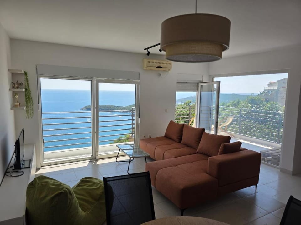 Communal lounge/ TV room, View (from property/room), Sea view