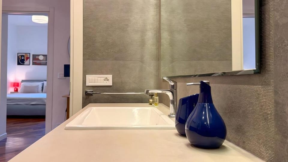 Elegant Roman Escape Walk to the Colosseum Apartment in Rome