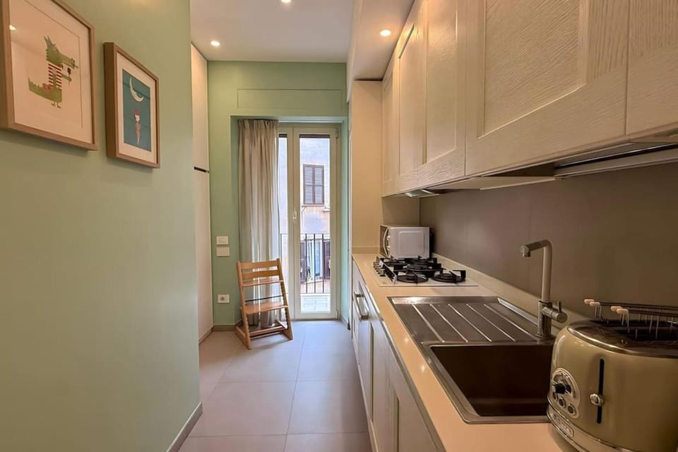 Elegant Roman Escape Walk to the Colosseum Apartment in Rome