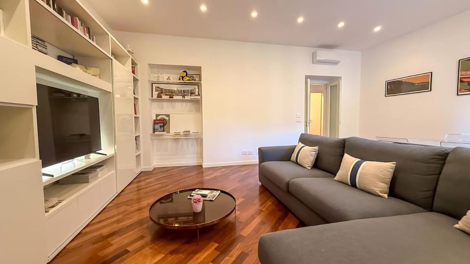 Elegant Roman Escape Walk to the Colosseum Apartment in Rome