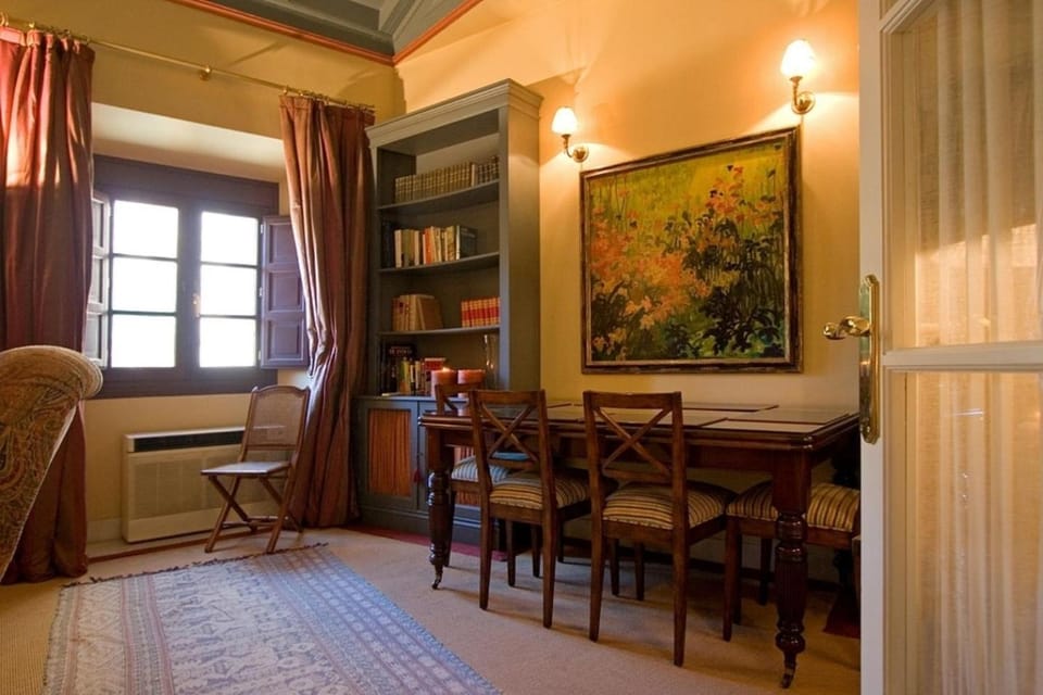 Library, Living room, Seating area