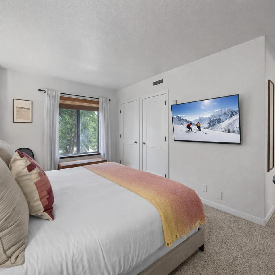 129 Park Station Escape! Cozy Condo with Pool Hot Tub! Walking Distance to Main Street Town Lift! by SkyRun Park City Apartment in Park City