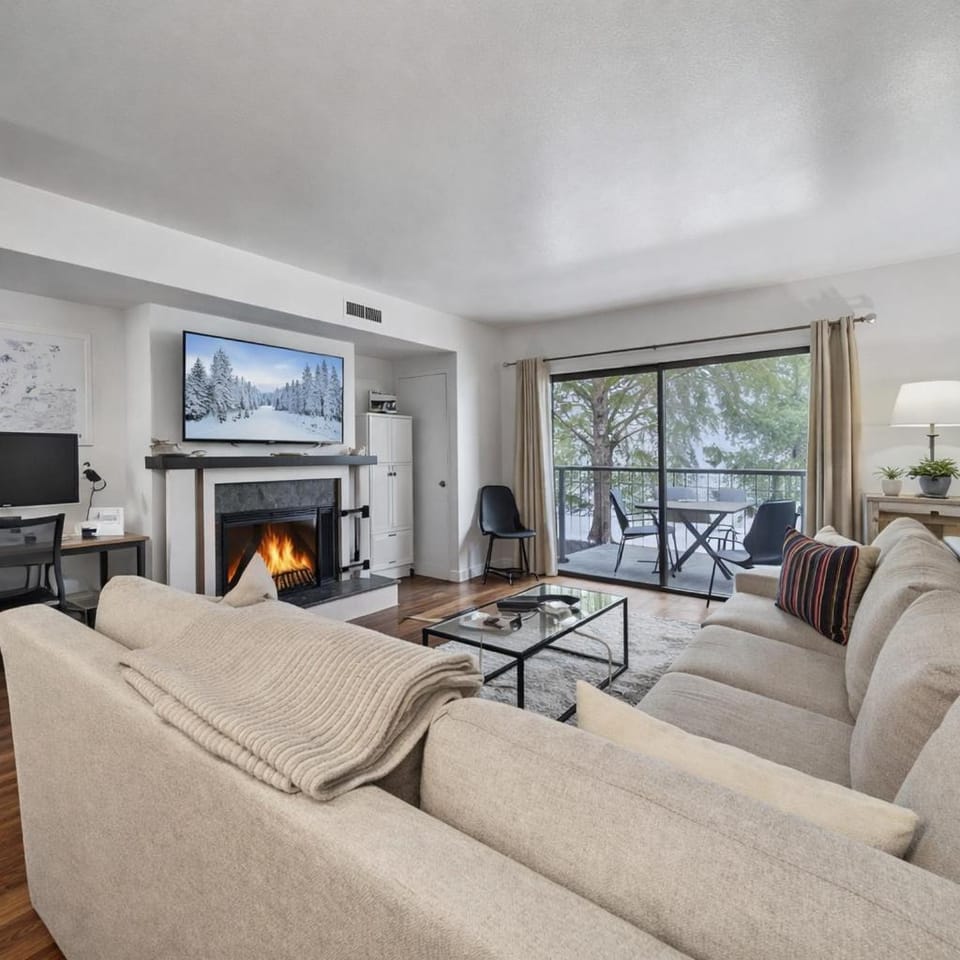 129 Park Station Escape! Cozy Condo with Pool Hot Tub! Walking Distance to Main Street Town Lift! by SkyRun Park City Apartment in Park City