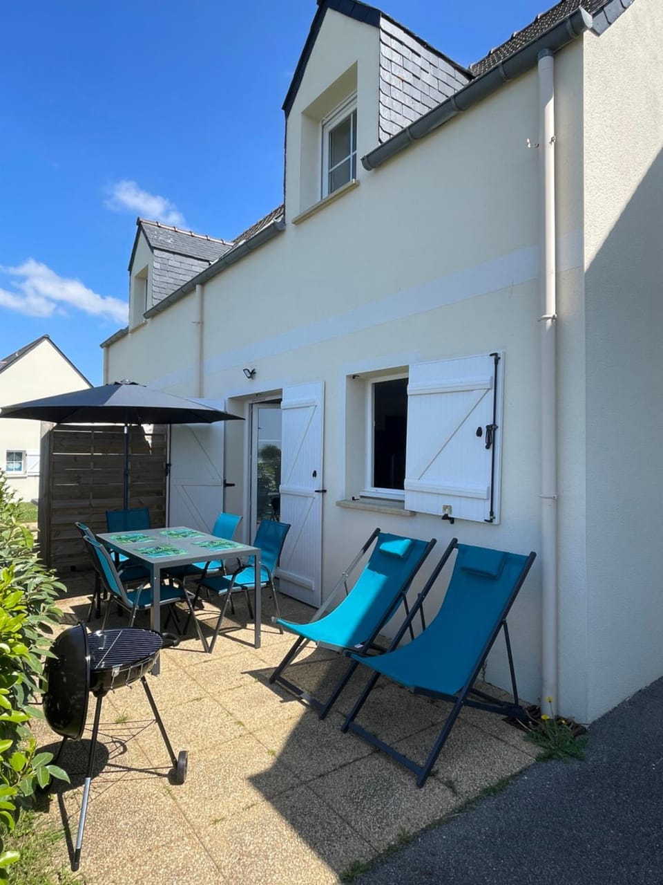 Patio, Day, BBQ facilities, Dining area, sunbed