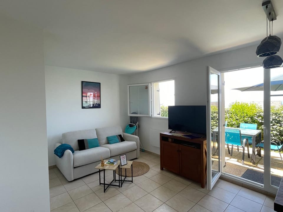 Communal lounge/ TV room, Balcony/Terrace