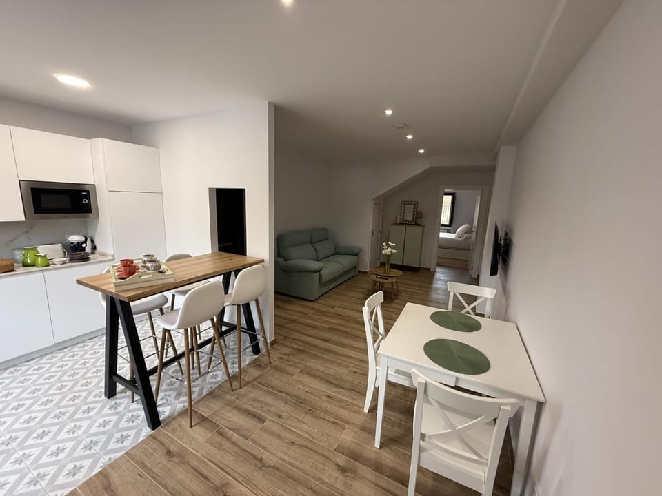 TV and multimedia, Kitchen or kitchenette, Living room, Dining area, stove