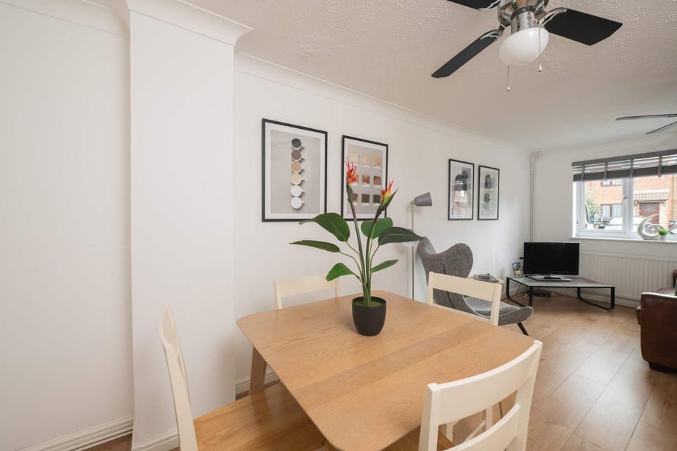 Comfortable 2 Bedroom Home with Parking in Taunton House in Taunton