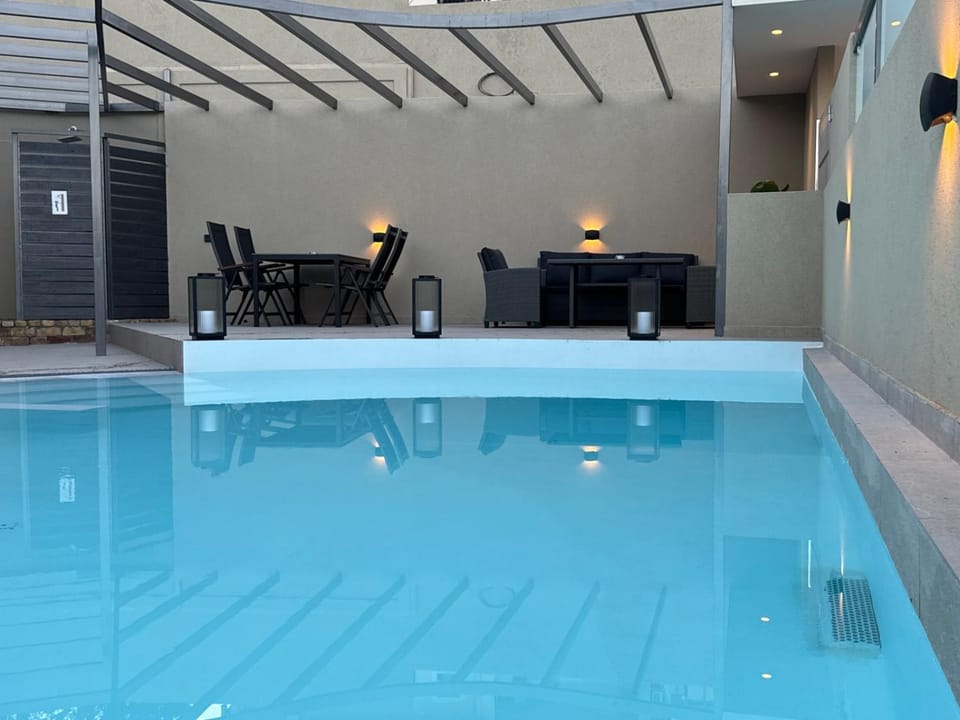 Patio, Pool view, Swimming pool, Swimming pool, sunbed