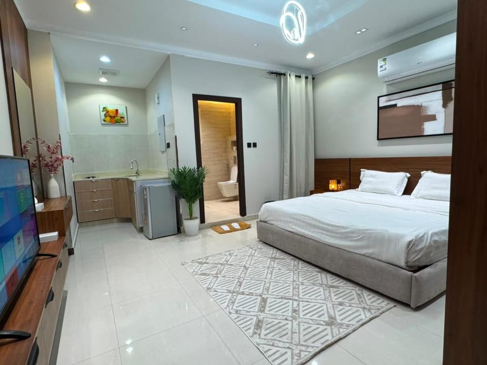 Bed, TV and multimedia, Photo of the whole room, Bedroom, wardrobe, air conditioner