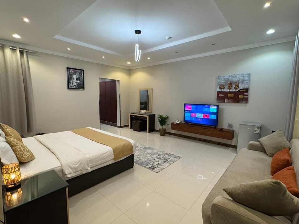 Bed, TV and multimedia, Living room, Photo of the whole room, Seating area, Bedroom