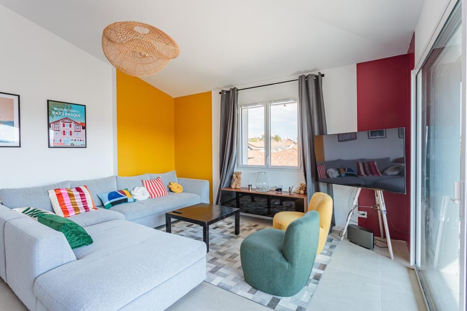 Bel appartement avec terrasse vue rhune, parking et proche des plages de Bidart Apartment in Bidart
